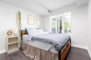 1BR Townhome Close to City Centre by the Lake